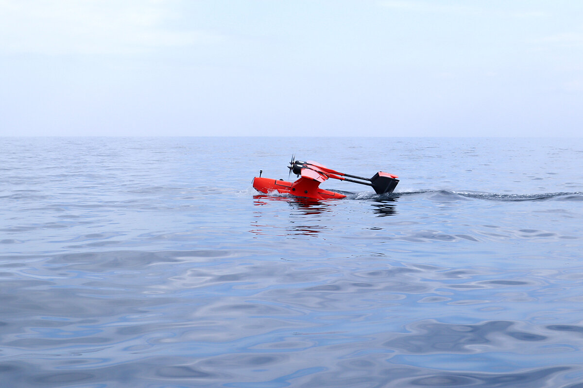 海面に着水したUAVによる  センチメートル精度の深海底位置計測に成功 (1200_800).jpg